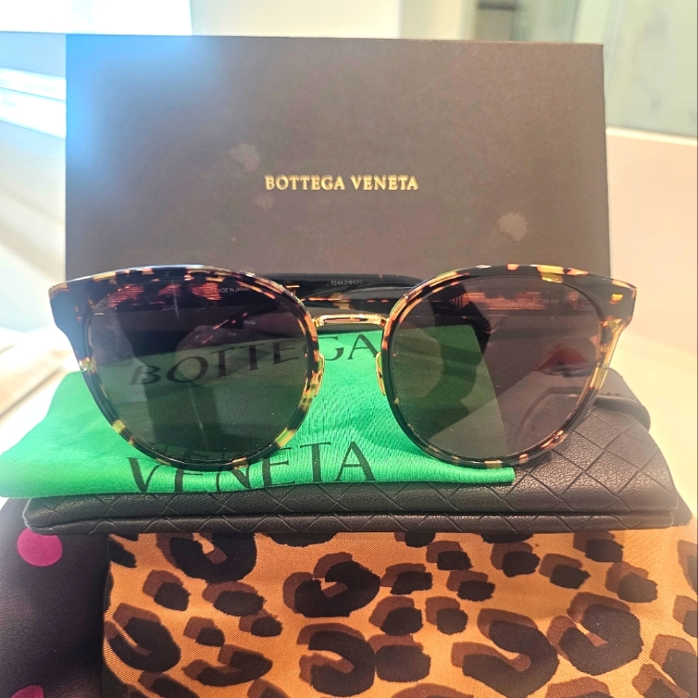 💯AUTHENTIC BOTTEGA VENETTA TORTOISE SHELL SUNGLASSES AND CASE